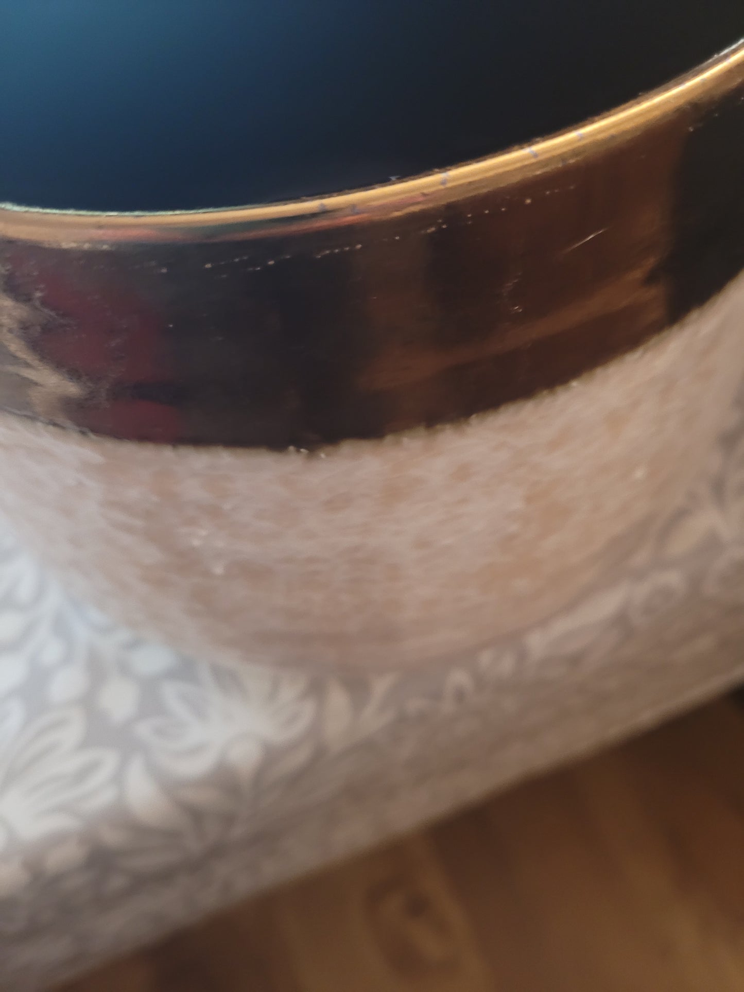 Elegant Ceramic Planter with Metallic Bronze Rim – Stylish Home Decor for Plants or Flowers