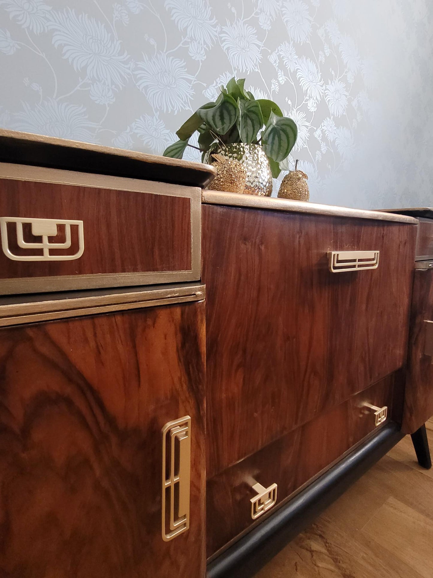 Beautility Mid-Century Cocktail Cabinet – A Stylish Statement for Entertaining / Walnut Grain / Black / Gold / Art Deco