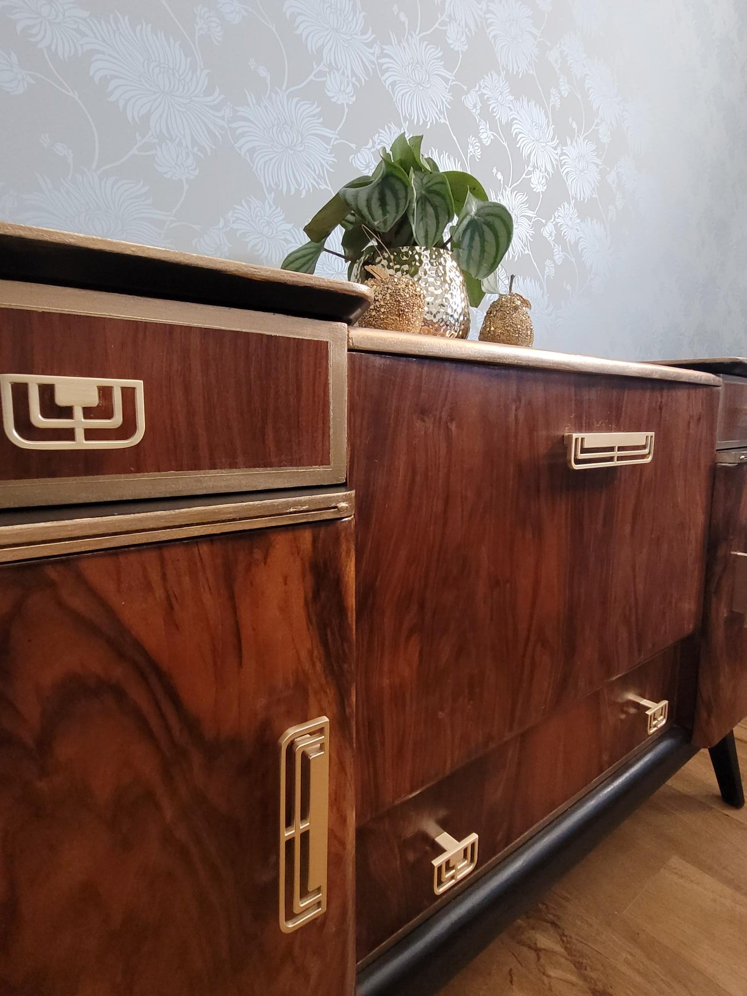 Beautility Mid-Century Cocktail Cabinet – A Stylish Statement for Entertaining / Walnut Grain / Black / Gold / Art Deco