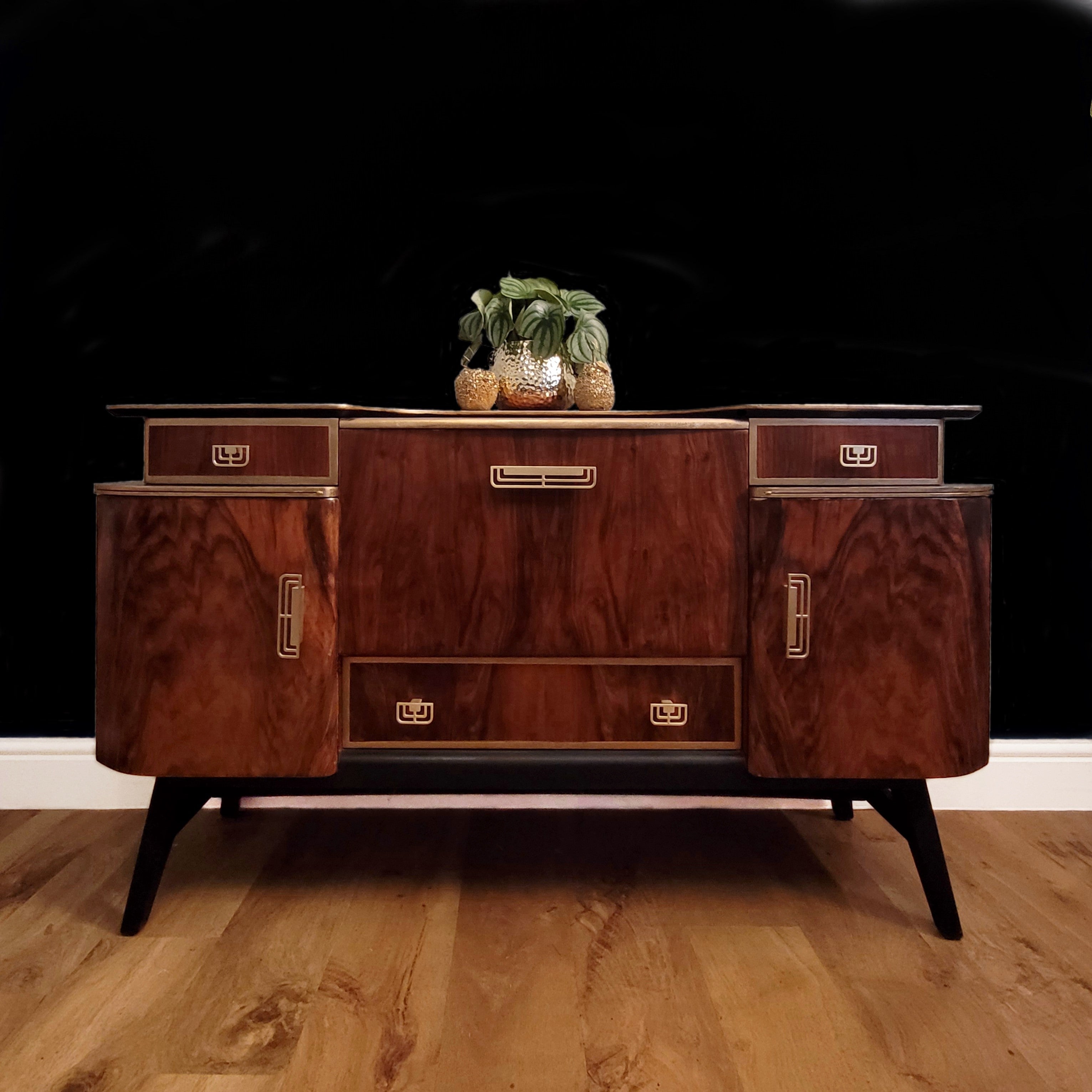 Beautility Mid-Century Cocktail Cabinet – A Stylish Statement for Entertaining / Walnut Grain / Black / Gold / Art Deco