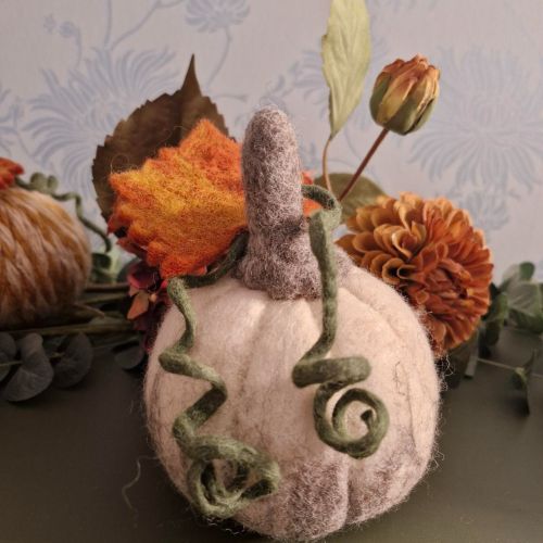 White and grey needle-felted wool pumpkin with leaf and upright stem, 11×11×15cm.