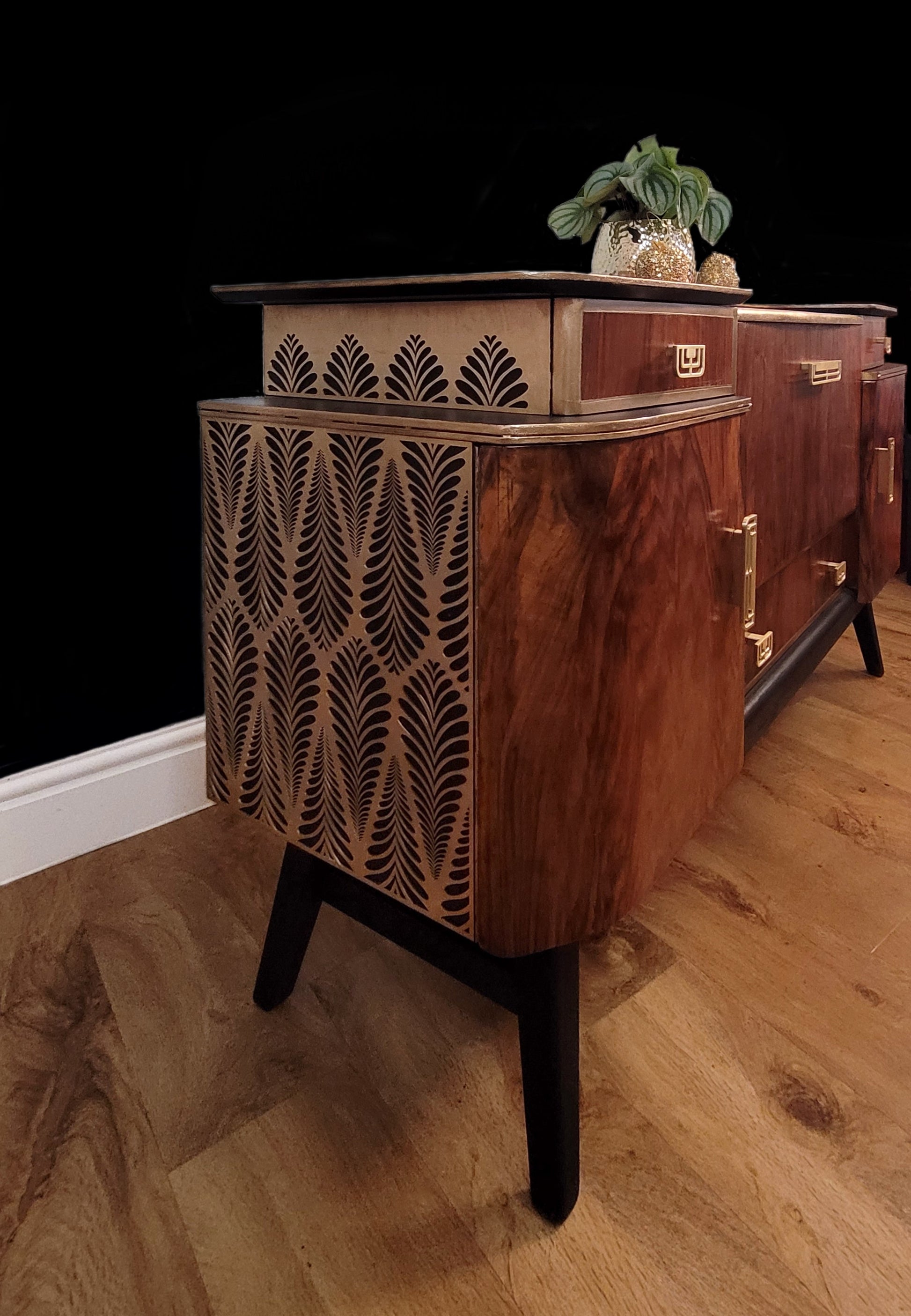 Beautility Mid-Century Cocktail Cabinet – A Stylish Statement for Entertaining / Walnut Grain / Black / Gold / Art Deco