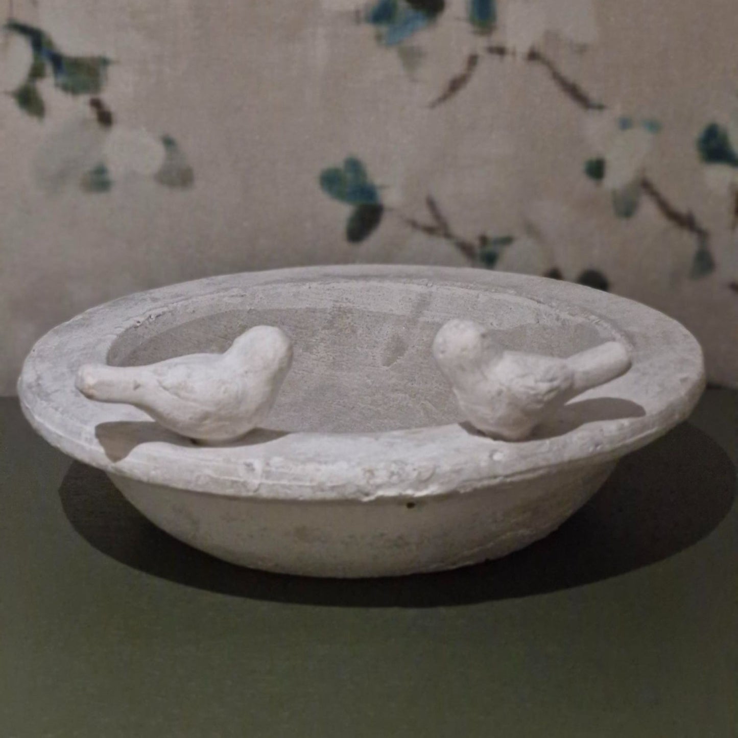 Rustic Ceramic Bird Bath Ornament - Decorative Bowl with Birds | Vintage-Inspired Home or Garden Decor | Perfect for Display or Centerpiece